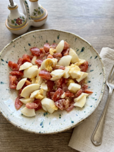Insalata di uova sode e pomodori al limone